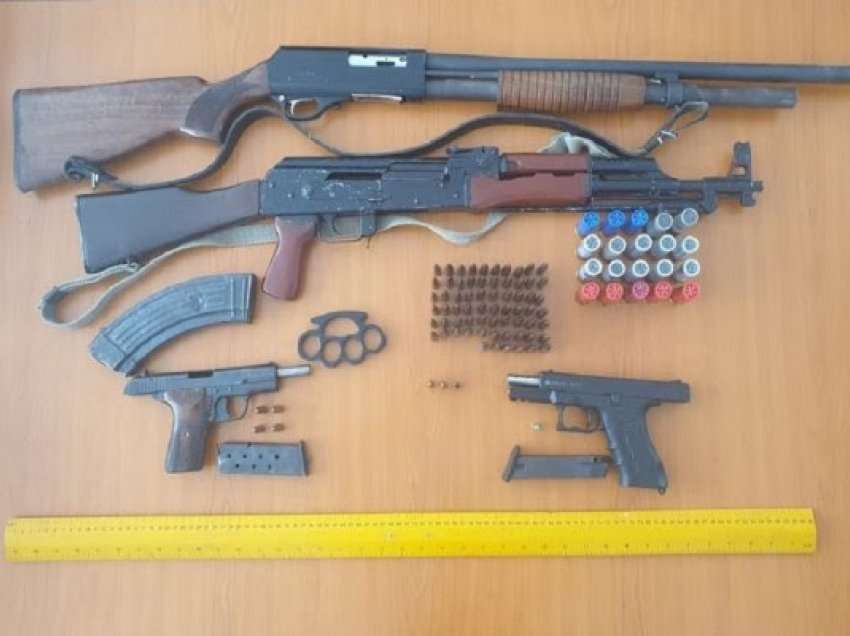 ​Arrestohen dy të dyshuar për mbajtje të paautorizuar të armëve në Malishevë