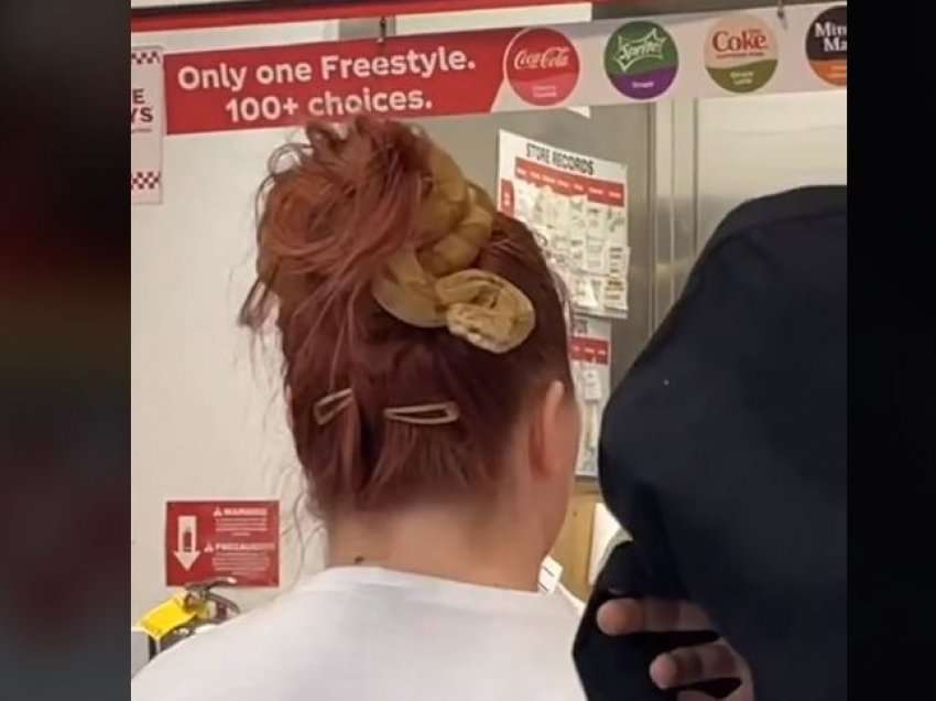 Tmerr në një fast food: Gruaja në radhë me gjarprin në kokë!