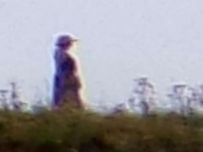 E frikshme, “Gruaja fantazmë” e veshur me pallto kapet në kamera duke qëndruar tek varrezat