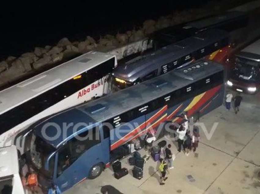 Erdhi 6 orë me vonesë, trageti i linjës Vlorë-Bridisi lë jashtë autobusët e pasagjerëve