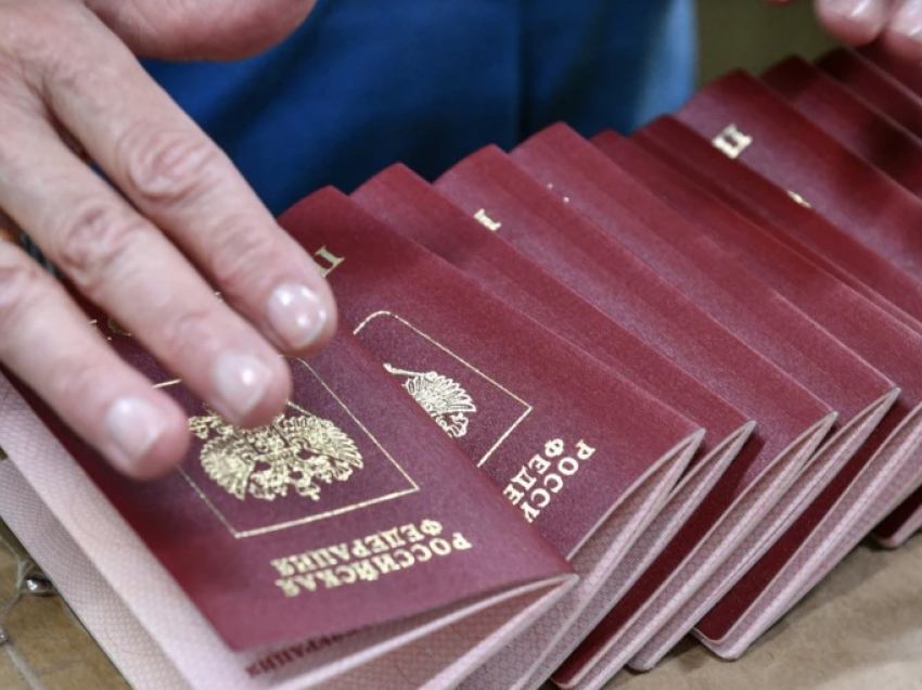 Rusia pezullon lëshimin e pasaportave biometrike