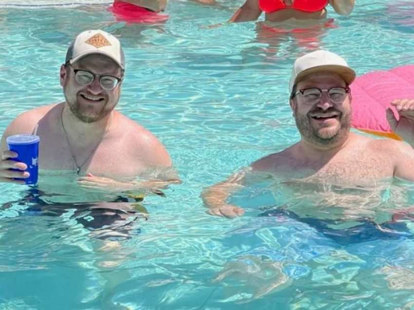 Dy persona që duken njësojë takojnë rastësisht njëri-tjetrin në pishinë