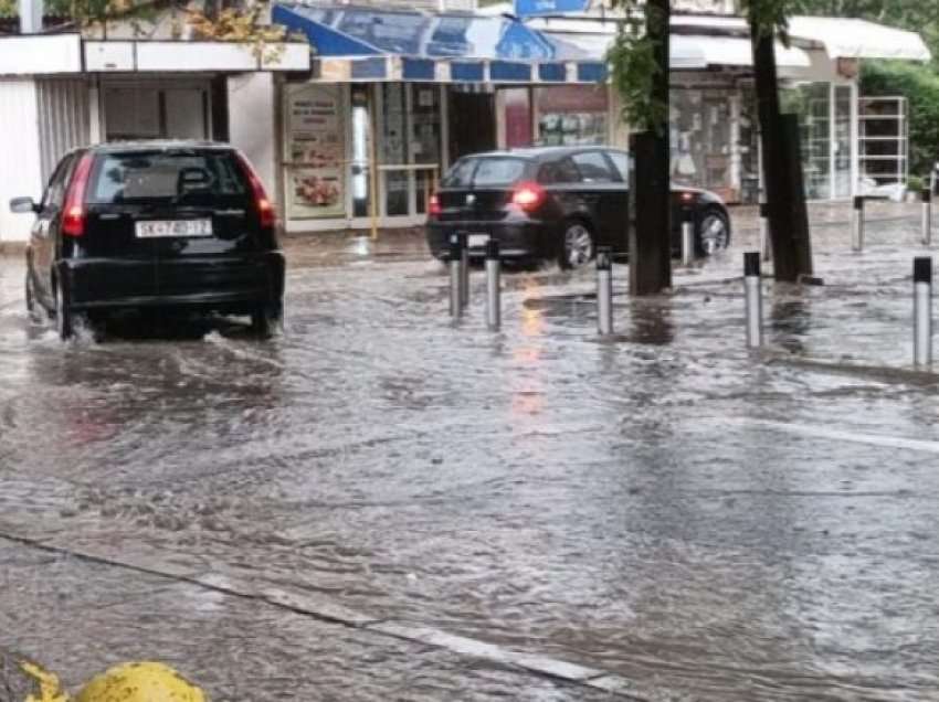 Moti i ligë kaplon Shkupin, shiu vërshon disa rrugë
