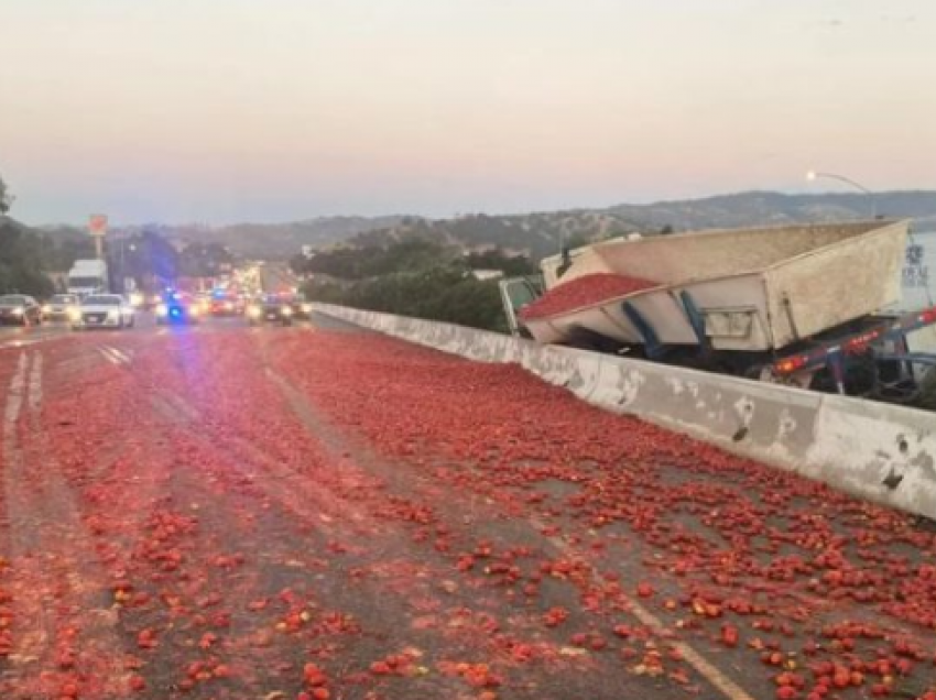 Rrëzohen mbi 150 mijë domate në autostradën kryesore të Kalifornisë