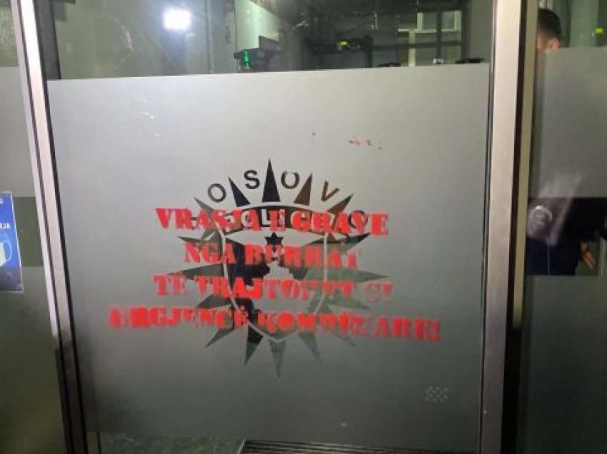 “Vrasja e grave nga burrat të trajtohet si urgjencë kombëtare”, protestuesit vendosin mbishkrim në dyert e objektit të Policisë