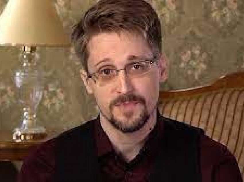Edward Snowden merr pasaportën ruse dhe bën betimin e shtetësisë