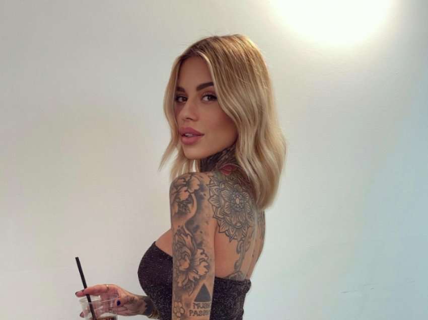 E dashura e Hernandezit, Zoe Cristofoli merr vëmendjen me tatuazhet e saj të shumta gjersa mbështet Francën në Botëror