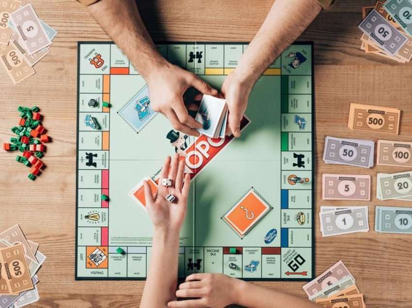 Kjo familje e mori aq seriozisht lojën ‘Monopoly’, sa njëri prej tyre përfundoi në burg