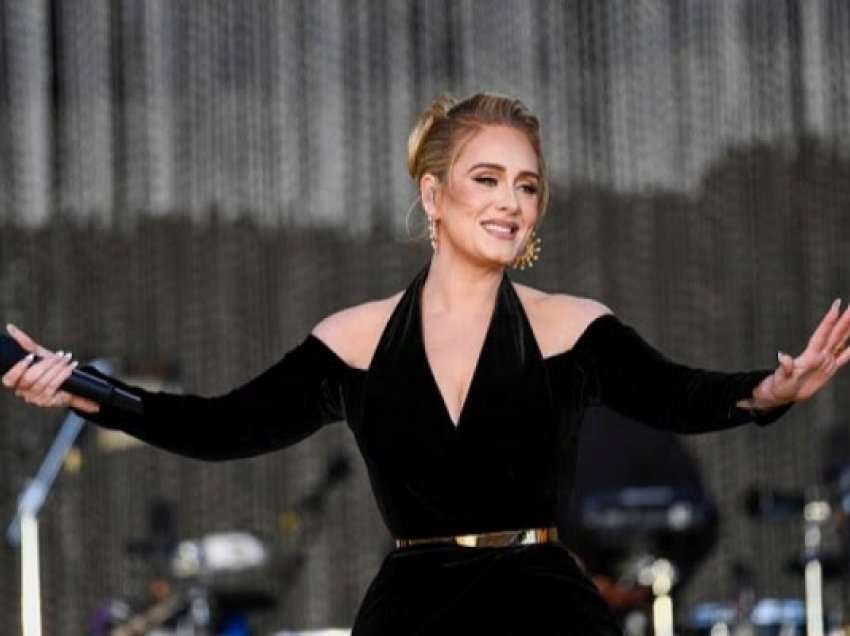 ​“Shumë sakrificë”: Adele qëndron e heshtur gjatë ndeshjeve në Angli