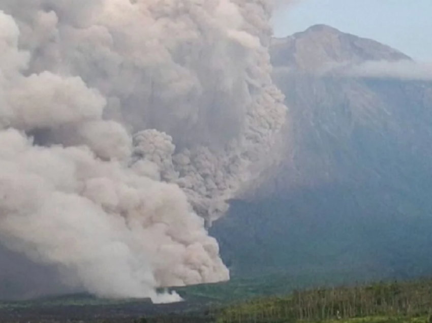 Indonezi, fshatrat mbulohen nga hiri pas shpërthimit vullkanik!