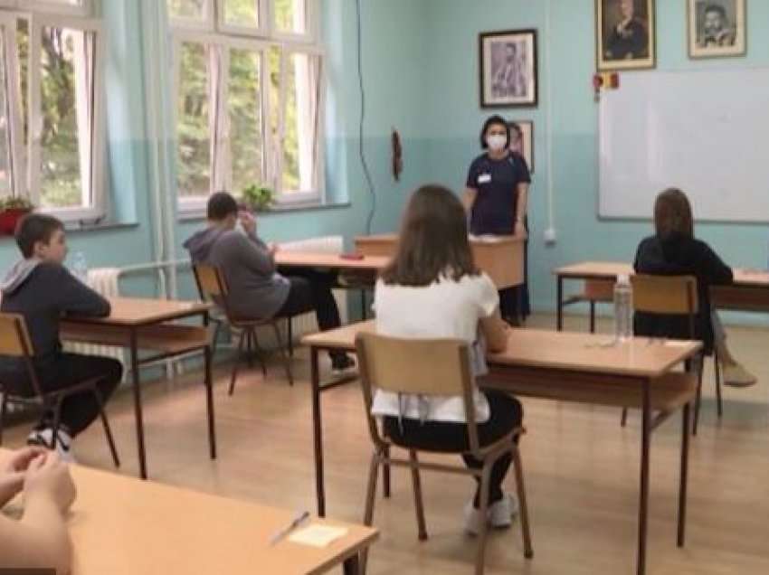 “Kënduan këngë ‘Vrite Shiptarin’, ju lutem flisni me fëmijët e juaj” – Mësuesja serbe në Novi Sad u shkruan prindërve të nxënësve në Viber