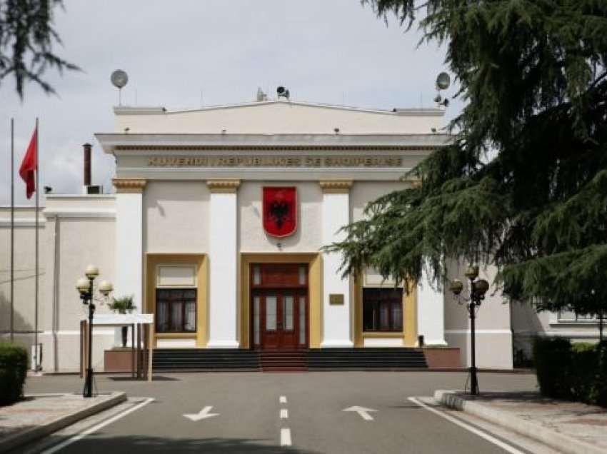 Shoferi thyen traun dhe parkon makinën brenda oborrit të parlamentit në Shqipëri