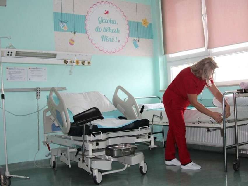 Tavani i dhomës bie mbi shtrat, rrezikohet nëna bashkë me foshnjën në Klinikën e Neonatologjisë
