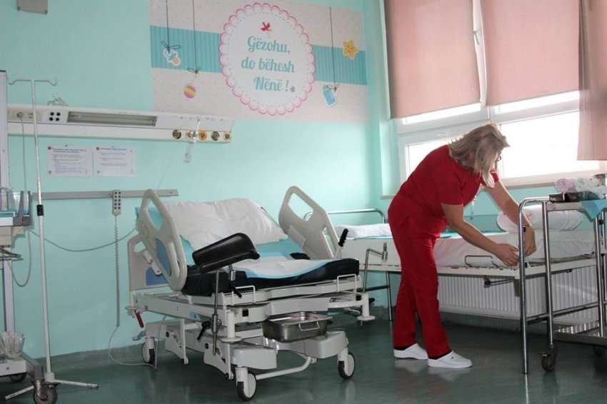 Tavani i dhomës bie mbi shtrat, rrezikohet nëna bashkë me foshnjën në Klinikën e Neonatologjisë