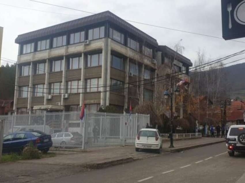 Tentim për plaçkitje të Bankës Kombëtare të Serbisë në Leposaviq, raportohet për një të plagosur