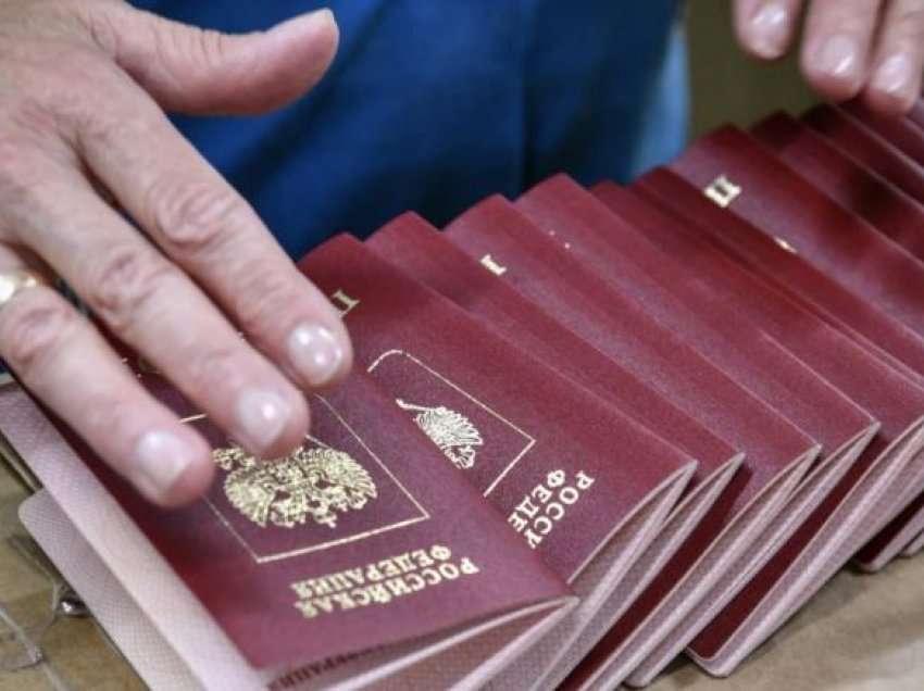 Rreth 300.000 ukrainas “janë pajisur me pasaporta ruse”