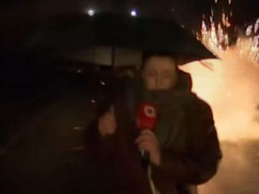 Momenti kur pranë ekipit të televizionit hidhen mjete shpërthyese në barrikadat në Rudar të Zveçanit