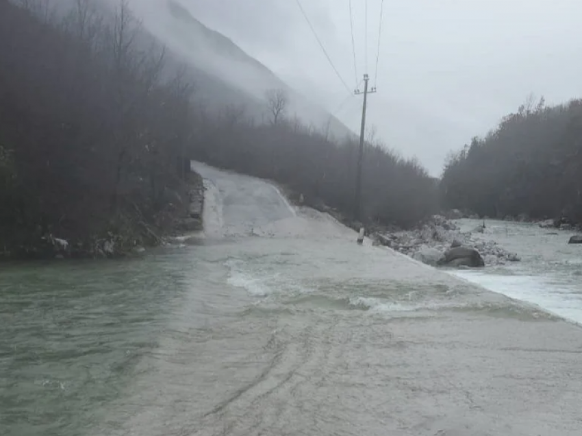 Përmbytje në Shkodër/ Mbulohet sërish nga uji rruga ku humbën jetën babë e bir dy javë më parë