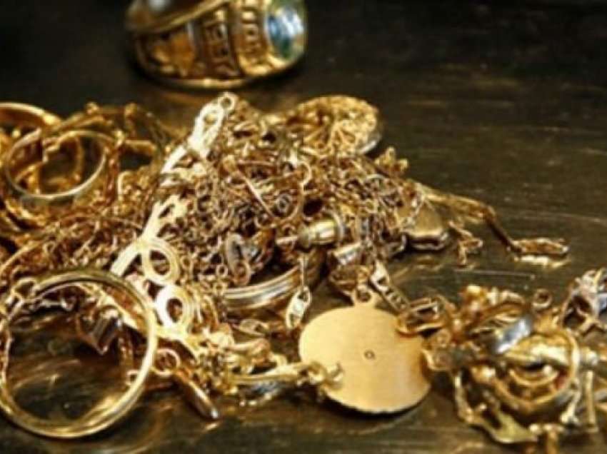 Bashkatdhetarit nga Amerika i vidhen stoli të arit në vlerë prej 39 mijë eurosh