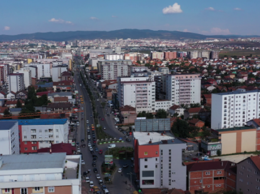 U zunë në flagrancë duke vjedhur panele alumini, arrestohen dy persona në Fushë Kosovë