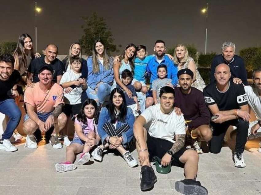 Messi publikon foto me familjen e madhe në Katar