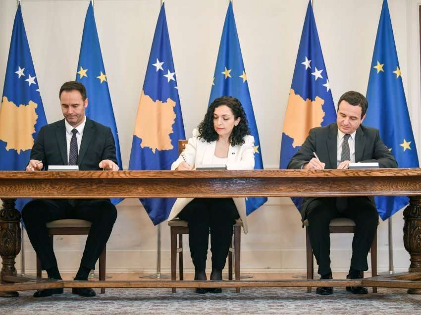 Osmani, Kurti e Konjufca nënshkruajnë aplikimin për anëtarësim e Kosovës në BE 