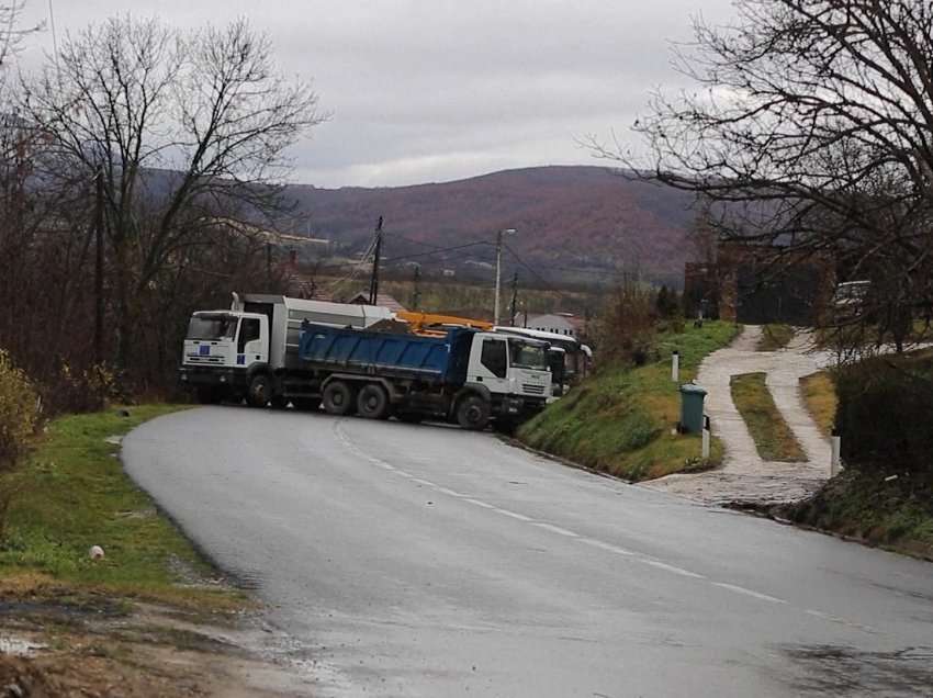 Sulmohen dy të mitur nga një grup serbësh në veri të Mitrovicës