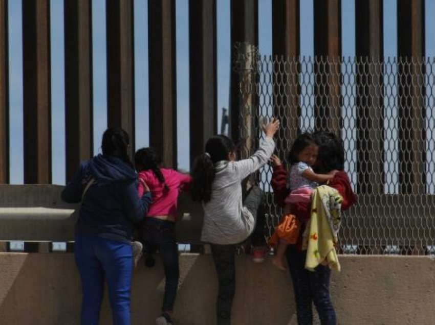 Mbingarkohen me imigrantë qytetet meksikane në kufi me SHBA-të