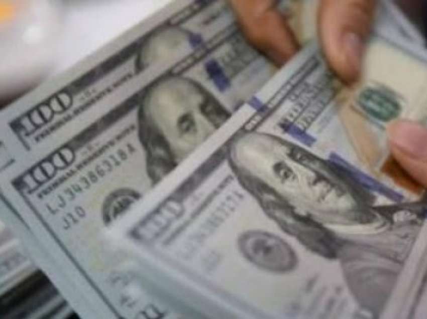 Dollari u dobësua me 4 për qind kundrejt valutave tjera