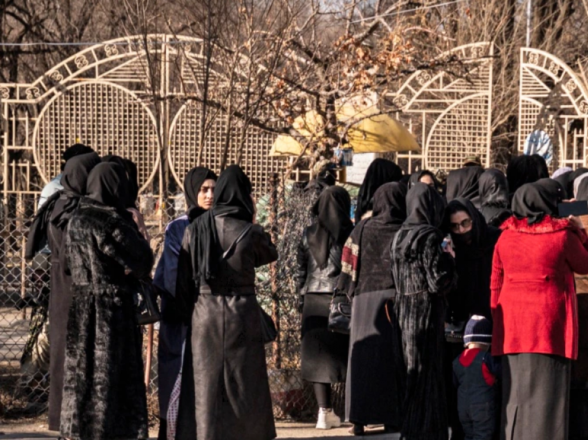 Komuniteti ndërkombëtar dënon vendimin e qeverisë talebane që ndalon vajzat afgane të ndjekin universitetin
