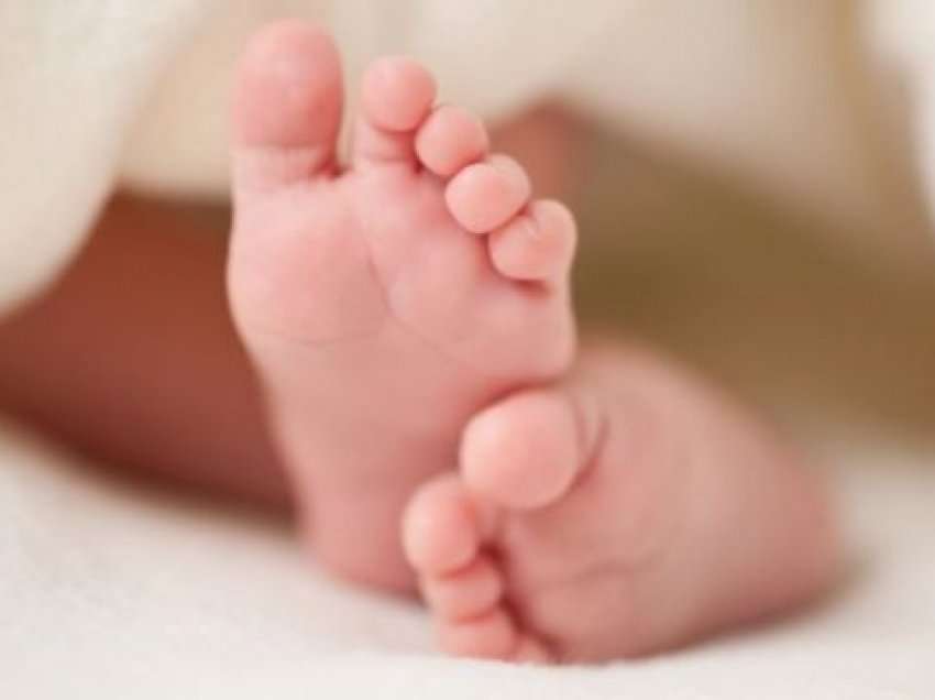 Skandali me foshnjen e vdekur në Pejë: Krejt çka dihet deri më tani për rastin që tronditi gjithë vendin