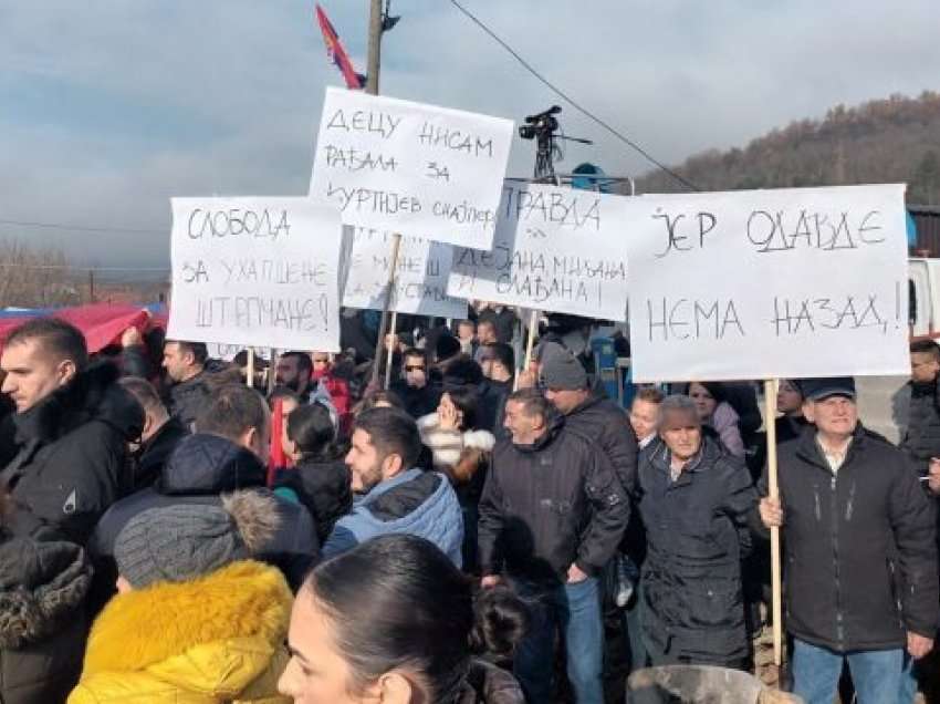 Policia e Kosovës mohon se ka penguar autobusë me protestues serbë