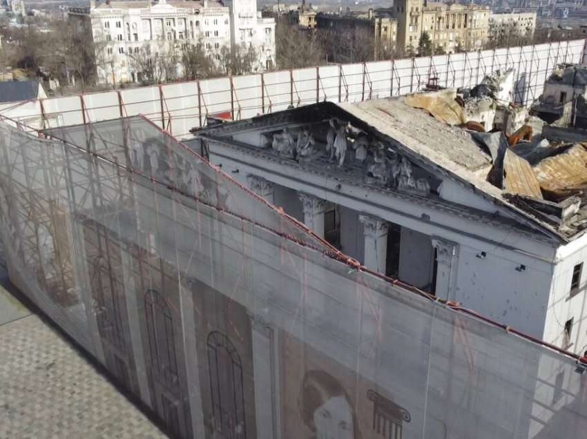Teatri i Mariupolit shkatërrohet nga pushtuesit rusë