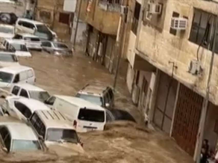 Shirat e dendur shkaktojnë përmbytje në Mekë