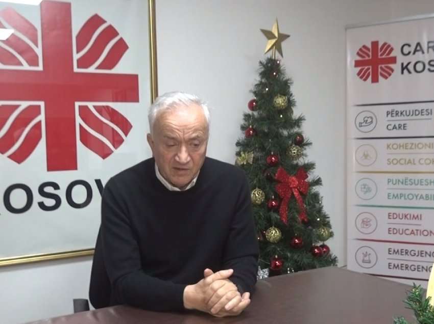 Don Viktor Sopi nga Caritas Kosova uron popullin shqiptar për festat e fundvitit!