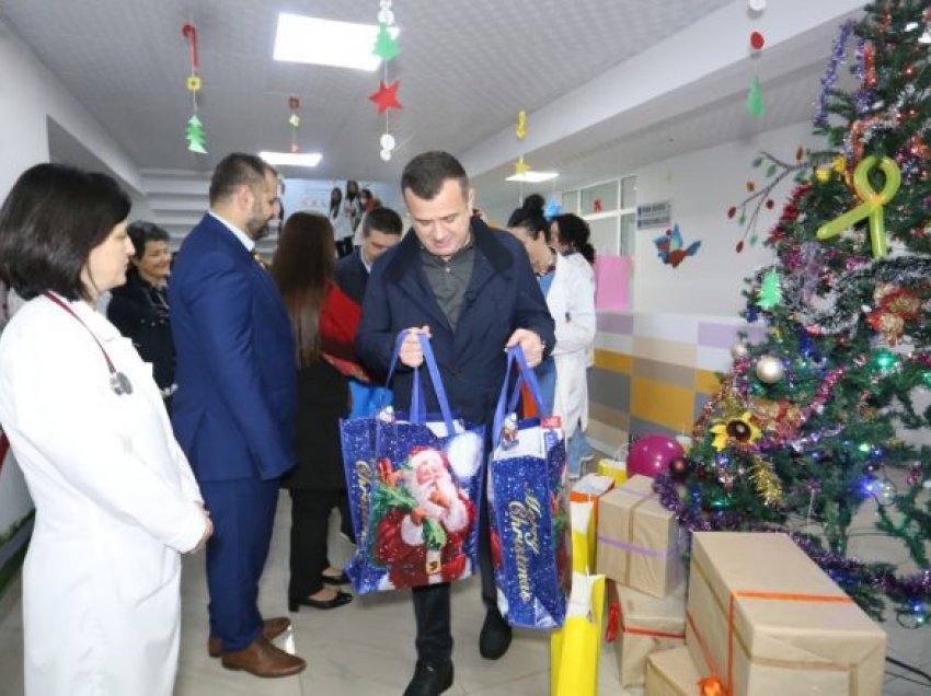 Në vigjilje të Krishtlindjes, Balla ndan dhurata për fëmijët në Pediatrinë e Fierit