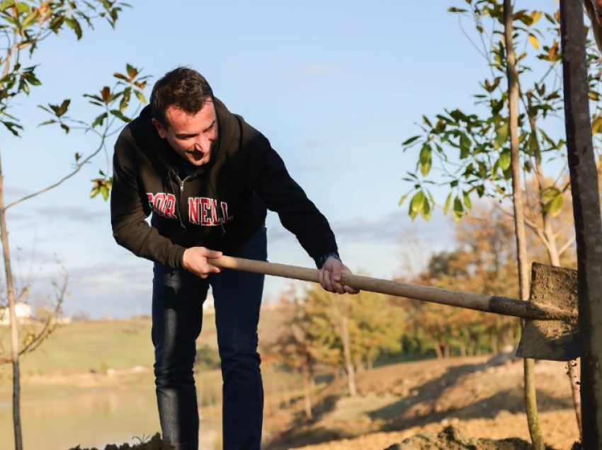 Veliaj i bashkohet aksionit për mbjelljen e 510 pemëve në liqenin e Farkës