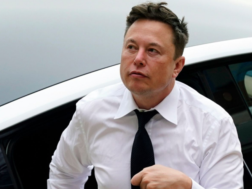 Elon Musk heq dorë nga shitja e aksioneve të Tesla-s