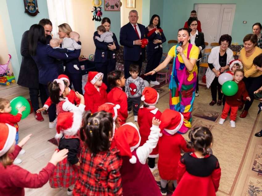 FSHF befason fëmijët e Shtëpisë së Foshnjës në Durrës, Duka: Urojmë festat e fundvitit për të gjithë shqiptarët!
