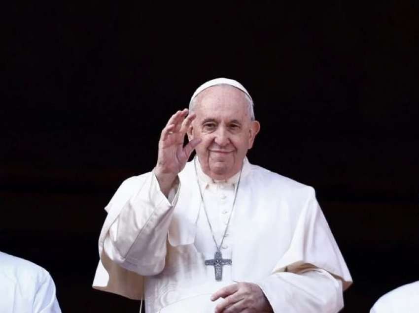 VOA/ Mesazhi i Papës për Krishtlindje, një lutje për paqe në Ukrainë dhe mbarë botën