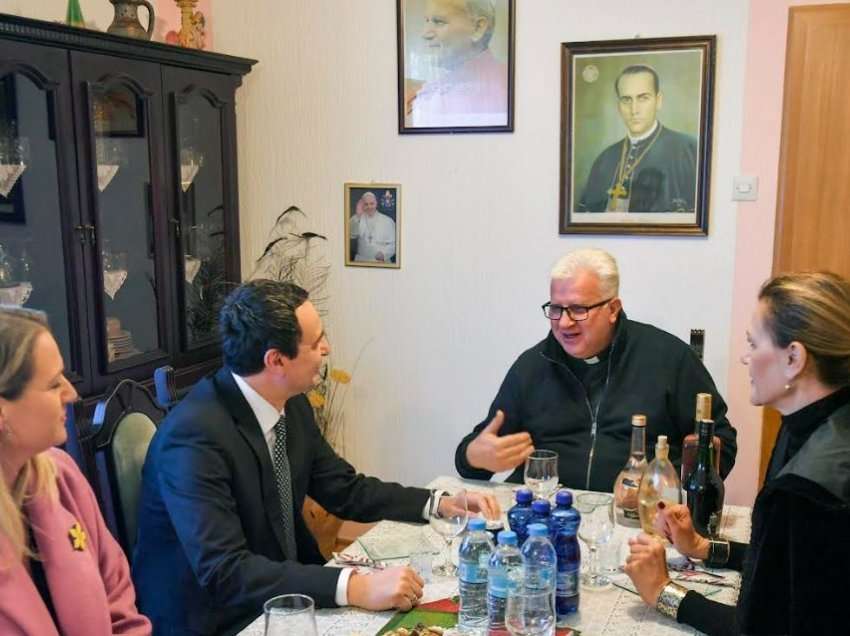 Kurti bashkë me ambasadoren kroate e vizitoi Janjevën për ditën e Krishtlindjes