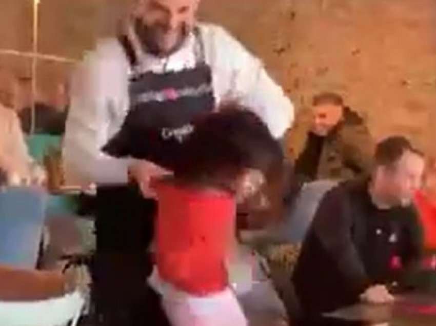 Largohet dhunshëm nga lokali vajza e vogël që po kërkonte lëmoshë te tavolina e ministrit Peci