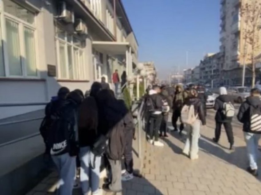 Vrasja e 16-vjeçarit, protesta nga nxënësit e shkollës ekonomike para gjykatës në Tetovë