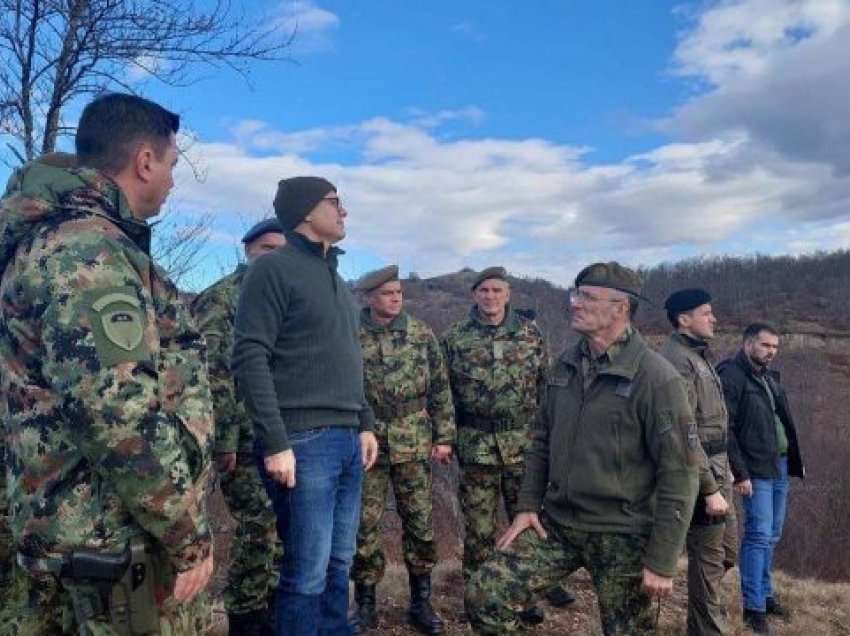 Vuçiq i lë afër kufirit me Kosovën ministrin dhe shefin e ushtrisë