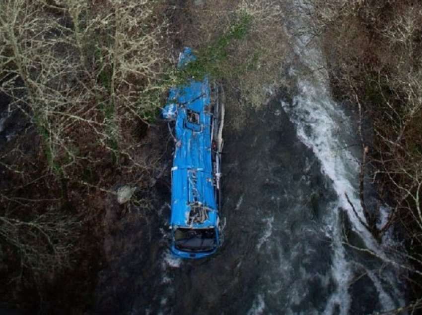 ​Spanjë: Rritet numri i viktimave të autobusit që ra në lumë