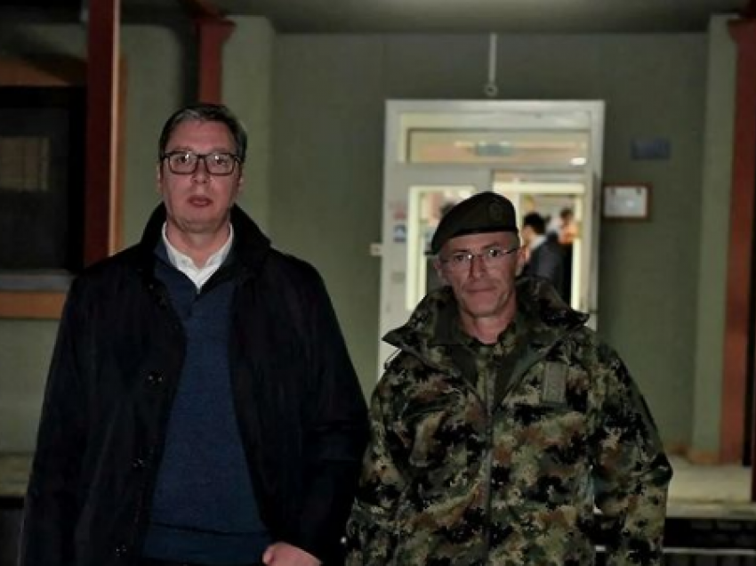 Vuçiqi arrin në kazermën e Rashkës, pozon krah për krah me komandantin e ushtrisë serbe