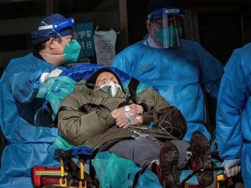 Covid-19 përhapet pa kontroll, spitalet kineze ‘jashtëzakonisht të mbingarkuara’