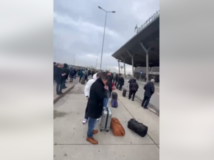 Momenti kur mërgimtarët largohen me shpejtësi nga Aeroporti i Prishtinës