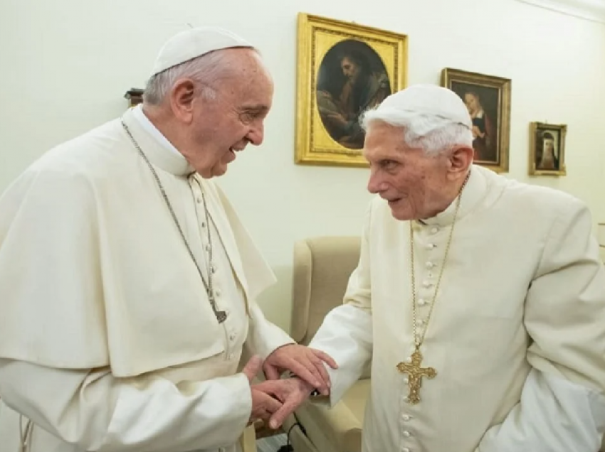 “Lutuni për të”/ Rëndohet gjendja shëndetësore e paraardhësit të Papa Françeskut