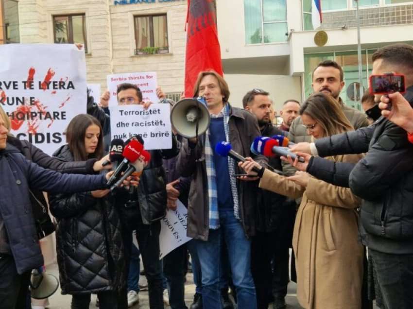 Elvis Hoxha proteston bashkë me PD-në para ambasadës serbe në Tiranë